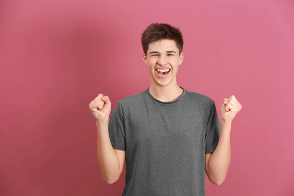 Ευτυχισμένος έφηβου αγοριού με casual ρούχα σε χρώμα φόντου — Φωτογραφία Αρχείου