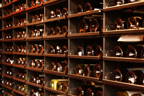 Ράφια με μπουκάλια κρασιού — Φωτογραφία Αρχείου