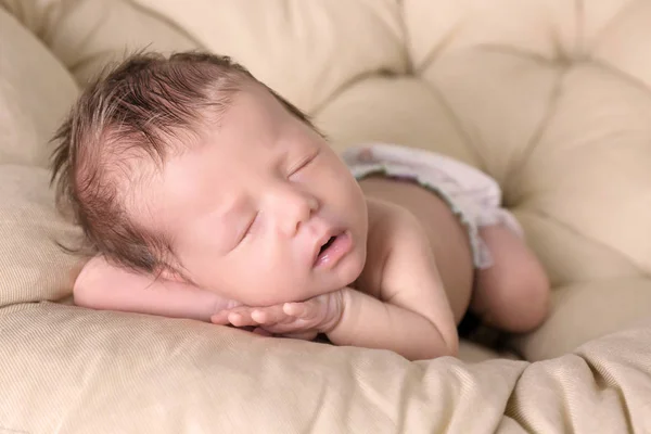 Schattige slapende baby — Stockfoto