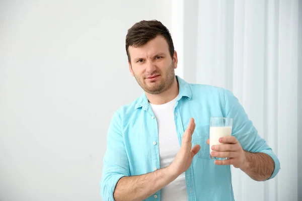 Jovem com alergia ao leite segurando vidro na mão — Fotografia de Stock