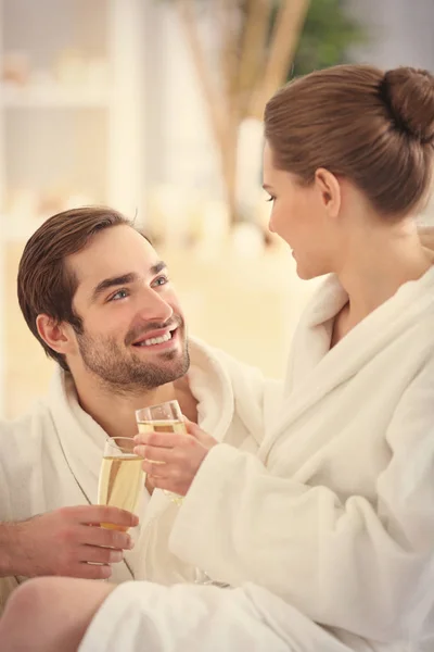 Gelukkige paar drinken champagne — Stockfoto