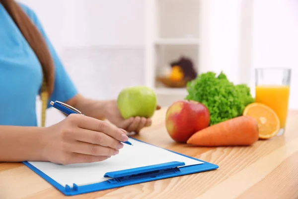 Nutrition féminine comptant les calories à l'hôpital, gros plan — Photo