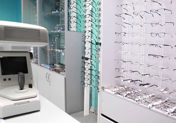 Riflettometro in un negozio di oftalmologia — Foto Stock