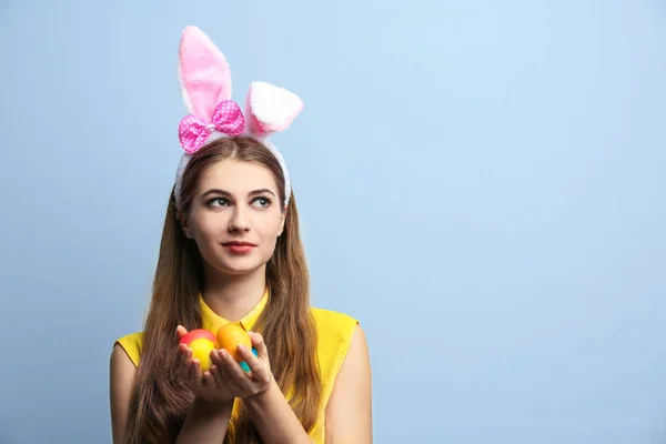 Kobieta z uszy królika — Zdjęcie stockowe