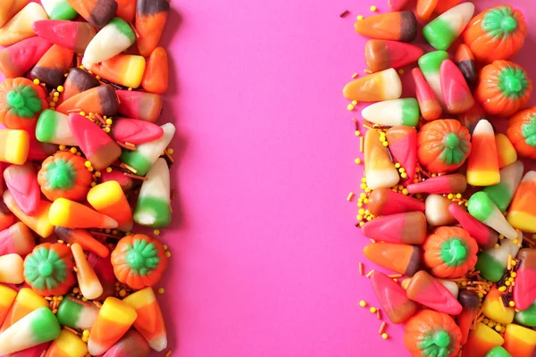 Kleurrijke snoepjes op roze — Stockfoto