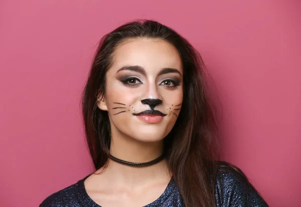 Mulher bonita com maquiagem de gato no fundo de cor — Fotografia de Stock
