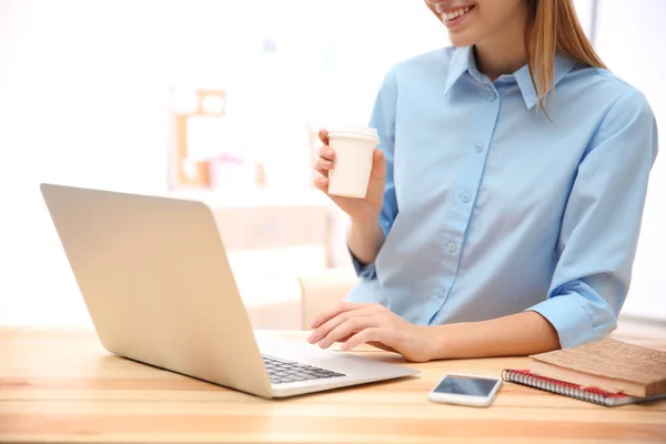 Jovem Mulher Trabalhando Laptop Casa — Fotografia de Stock