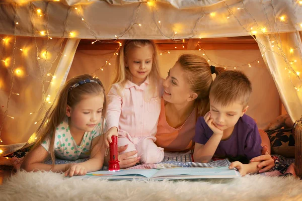 Young Woman Cute Children Reading Book Hovel Home — Stock Photo, Image