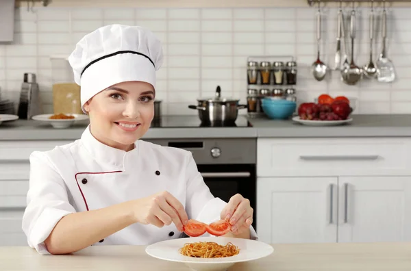 Chef poniendo rodajas de tomate — Foto de Stock