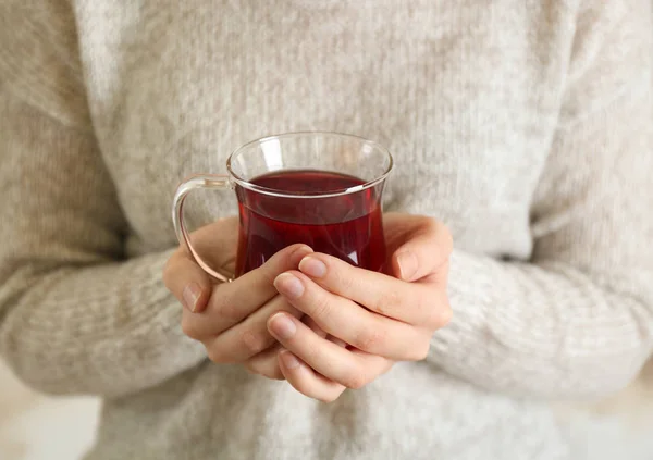 Mujer sosteniendo taza de té — Foto de Stock