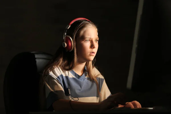 Muito adolescente jogar jogo de computador — Fotografia de Stock