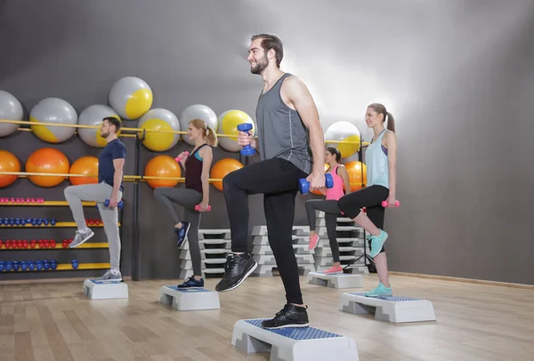 Spor salonunda antrenman yapan genç insanlar. — Stok fotoğraf