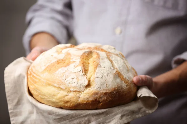 Taze pişmiş ekmek ile erkek el — Stok fotoğraf