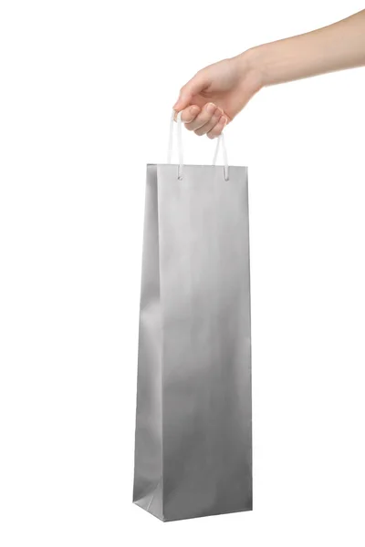Mão segurando saco de papel presente — Fotografia de Stock