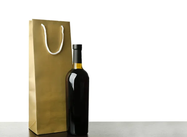 Vin flaska och gåva väska på vit bakgrund — Stockfoto