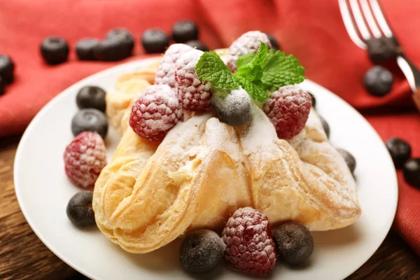 Tasty puff pastry with berries — Stock Photo, Image