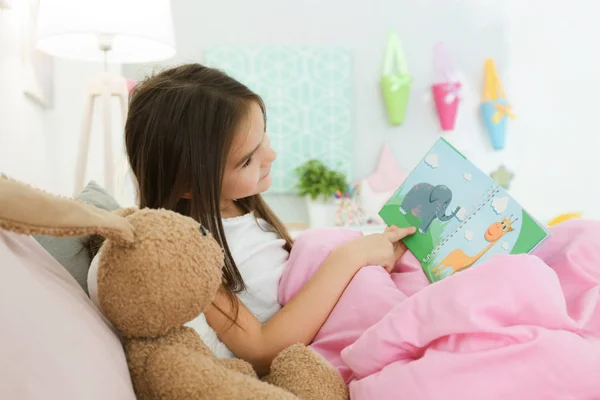 Cute little girl reading book — Stock Photo, Image