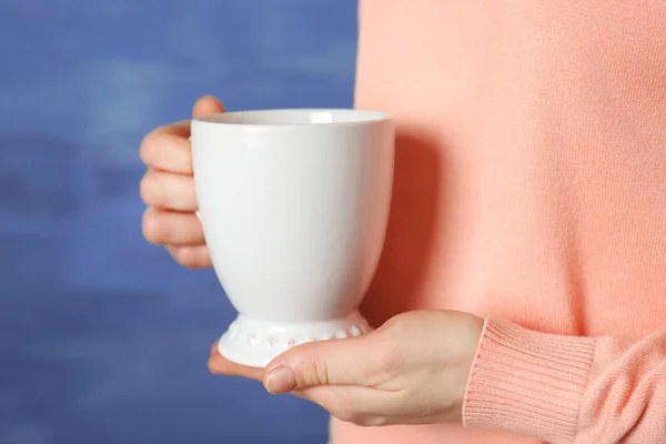 Taza blanca en las manos — Foto de Stock