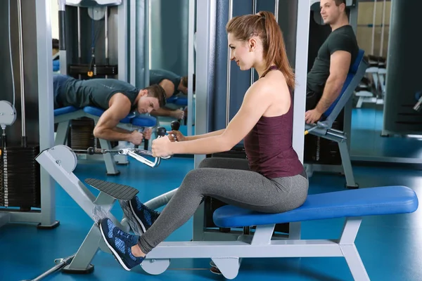 Entrenamiento Mujer Joven Gimnasio Moderno —  Fotos de Stock