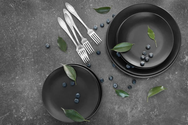 Черные тарелки и столовые приборы — стоковое фото