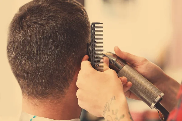 Friseur macht moderne Männerfrisur — Stockfoto