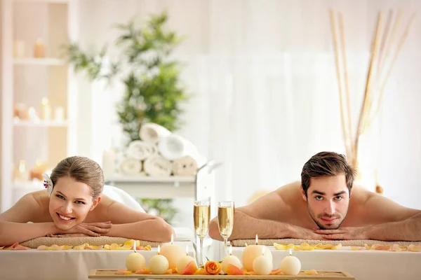 Paar ontspannen in de spa salon — Stockfoto