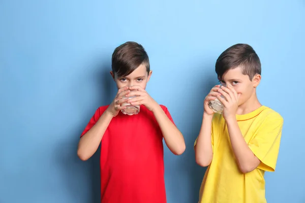 Tvillingbröder Med Mjölk Blå Bakgrund — Stockfoto