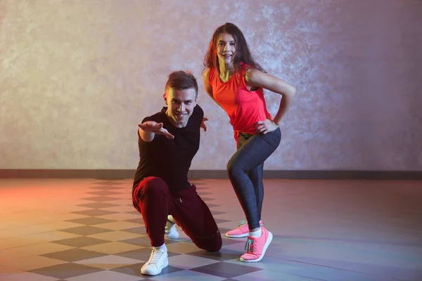 Couple of young hip-hop dancers — Stock Photo, Image