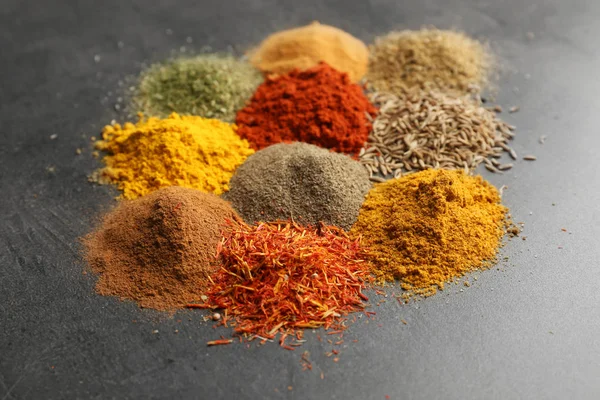 Yığın-in çeşitli baharatlar 