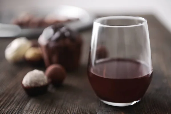 Vinho tinto e deliciosos doces de chocolate — Fotografia de Stock