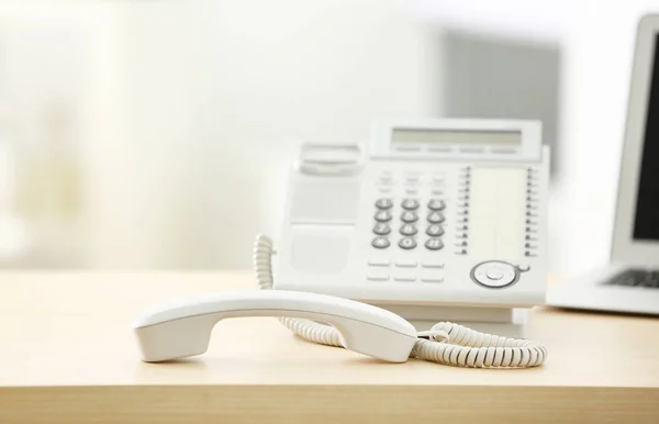 Telefon med plockade upp mottagare — Stockfoto