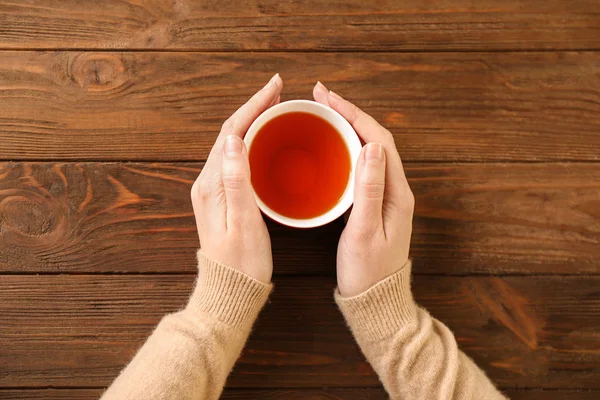 Vrouw met kopje aromatische thee — Stockfoto