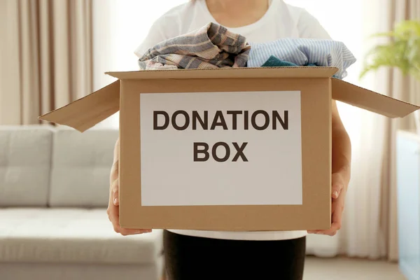 Caja de donación en manos femeninas —  Fotos de Stock