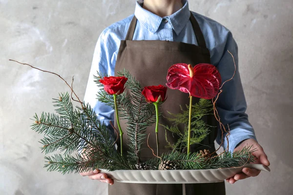 Γυναίκα εκμετάλλευση floral σύνθεση — Φωτογραφία Αρχείου