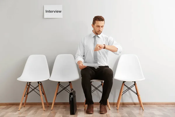 Mann wartet auf Interview — Stockfoto