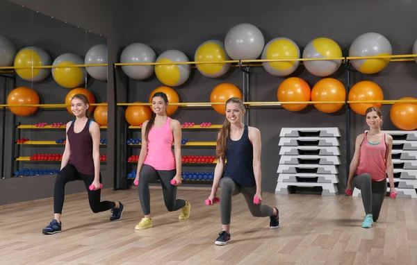 Tineri sportivi de formare în sala de sport — Fotografie, imagine de stoc