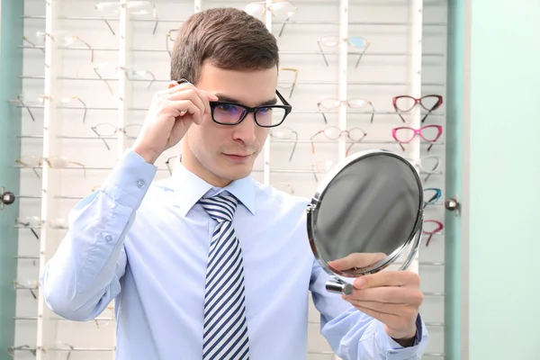 Joven Guapo Probándose Unas Gafas Nuevas Tienda —  Fotos de Stock