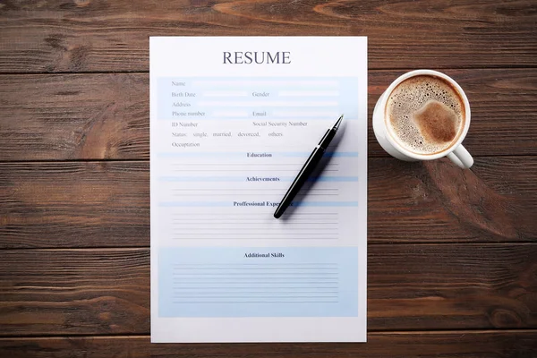 Kopje koffie en CV formulier — Stockfoto