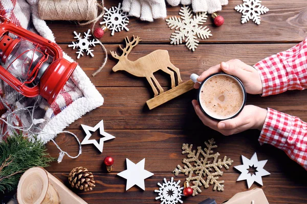 Mãos com cacau e decorações de Natal — Fotografia de Stock