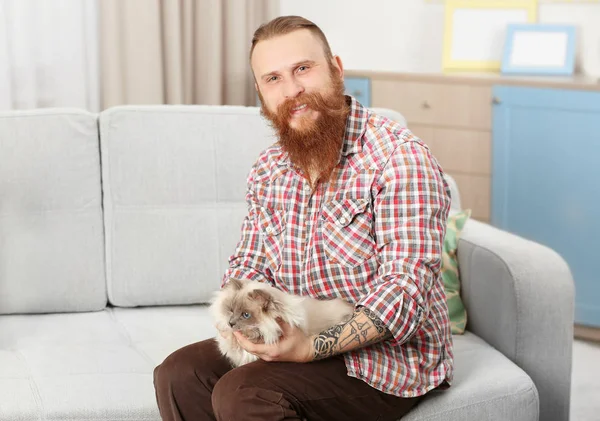 Homem Barbudo Jovem Com Gato Fofo Sentado Sofá — Fotografia de Stock