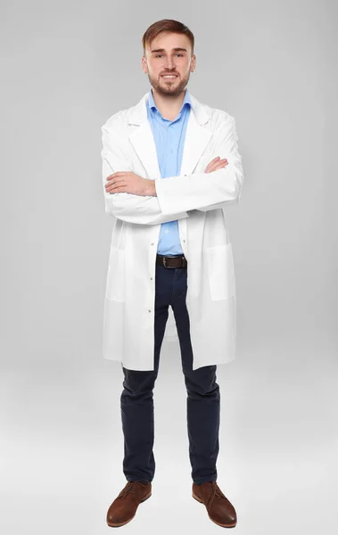 Przystojny lekarz z skrzyżowane ręce — Zdjęcie stockowe