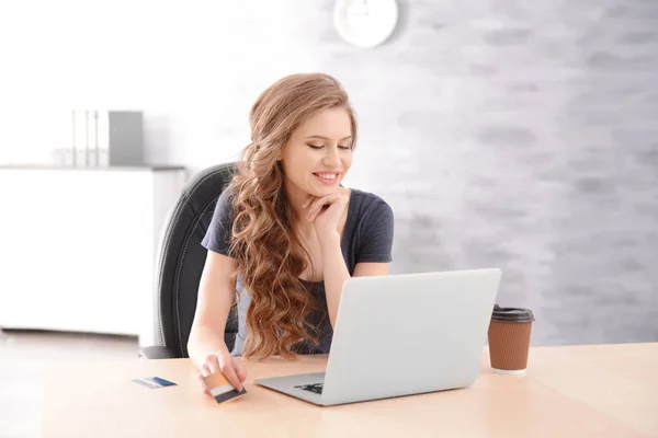 Junge Frau kauft online ein — Stockfoto