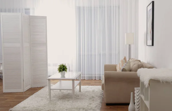 Interior de hermosa sala de estar con pantalla plegable y sofá —  Fotos de Stock