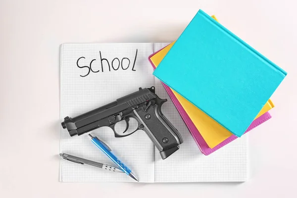 Papelaria escolar e arma isolada em branco — Fotografia de Stock
