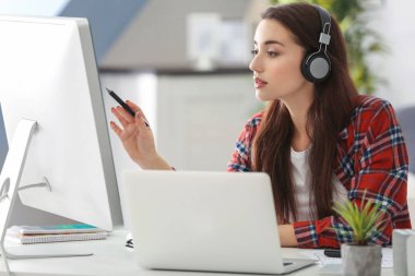 ofiste çalışan programcı