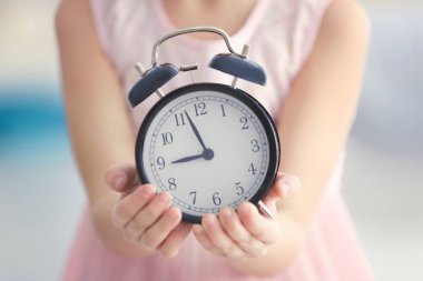 küçük kız ile çalar saat