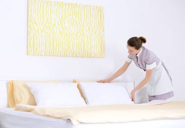 Oda hizmetçisi yapımı yatak 