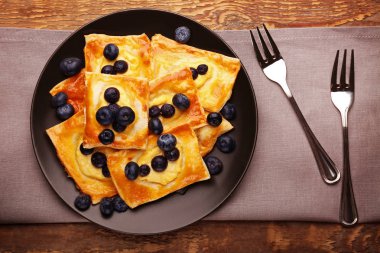 Çilek ile lezzetli puf böreği