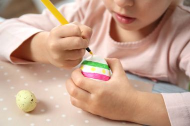 Kız dekorasyon Paskalya yortusu yumurta