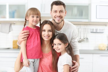 Evde mutfak mutlu aile